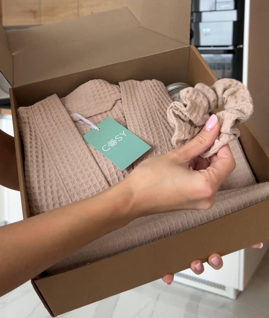 Женский Подарочный набор вафельные Халат капюшон + Полотенце + Скраб для тела + Резинка для волос  беж  Bella2 в коробке S