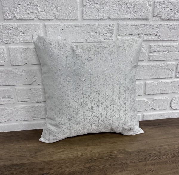 Подушка новогодняя X-mas silver snowflakes 40х40 см цельная Подушка новогодняя X-mas silver snowflakes 40х40 см цельная