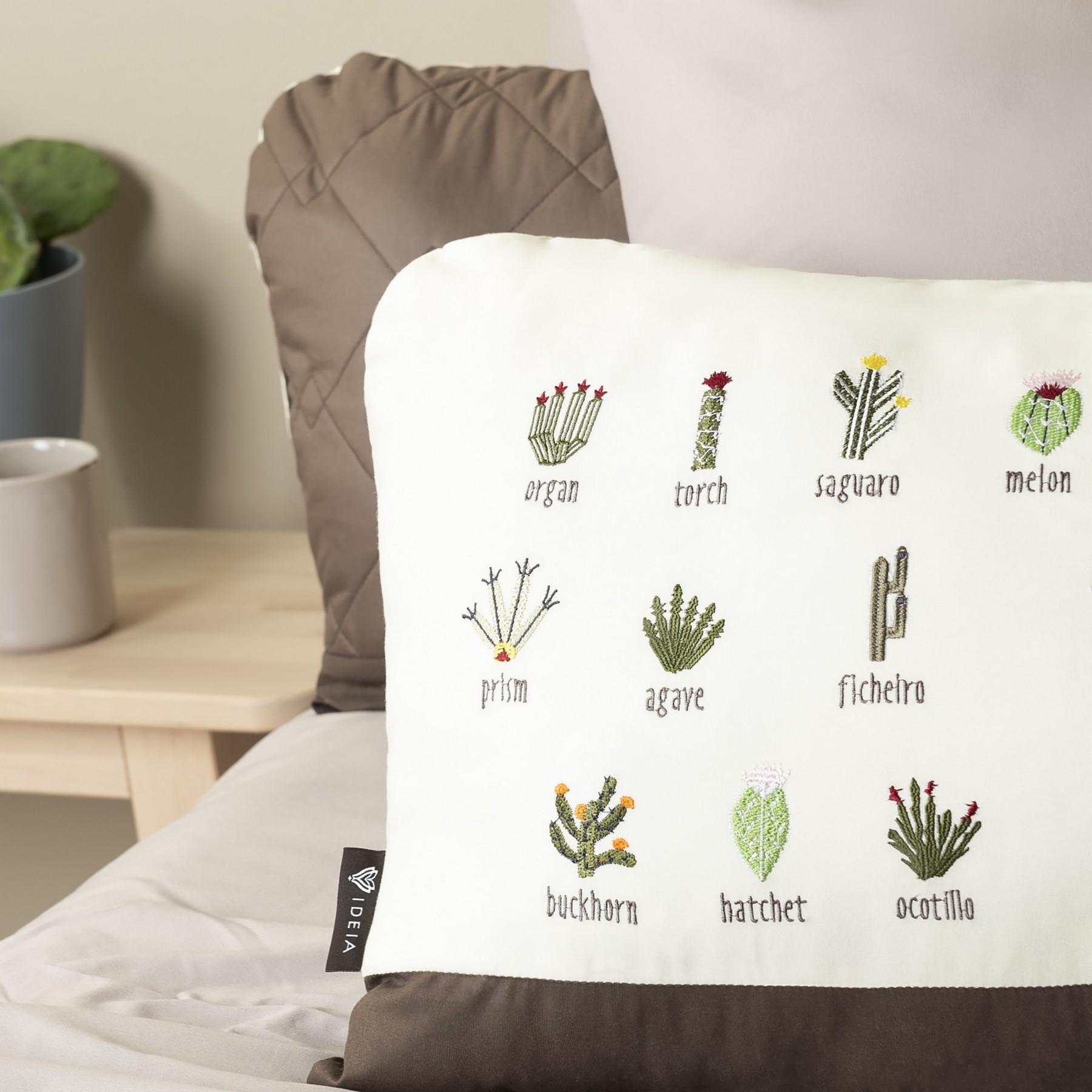 Подушка декоративная Cactuc с вышивкой ТМ IDEIA 35х53 см беж. Подушка декоративная Cactuc с вышивкой ТМ IDEIA 35х53 см беж.