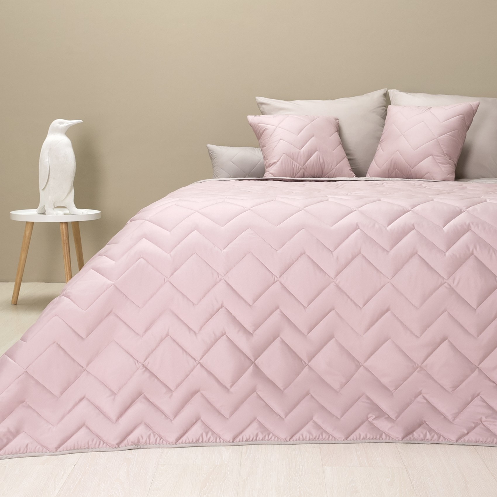 Покрывало IZZI ТМ IDEIA 220x240 см пудра/св.серый Покрывало IZZI ТМ IDEIA 220x240 см пудра/св.серый