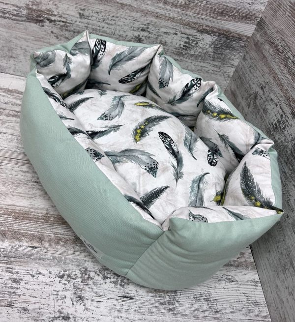 Лежак для кошек и собак панама модель 1 "Feathers green" 50х40 см