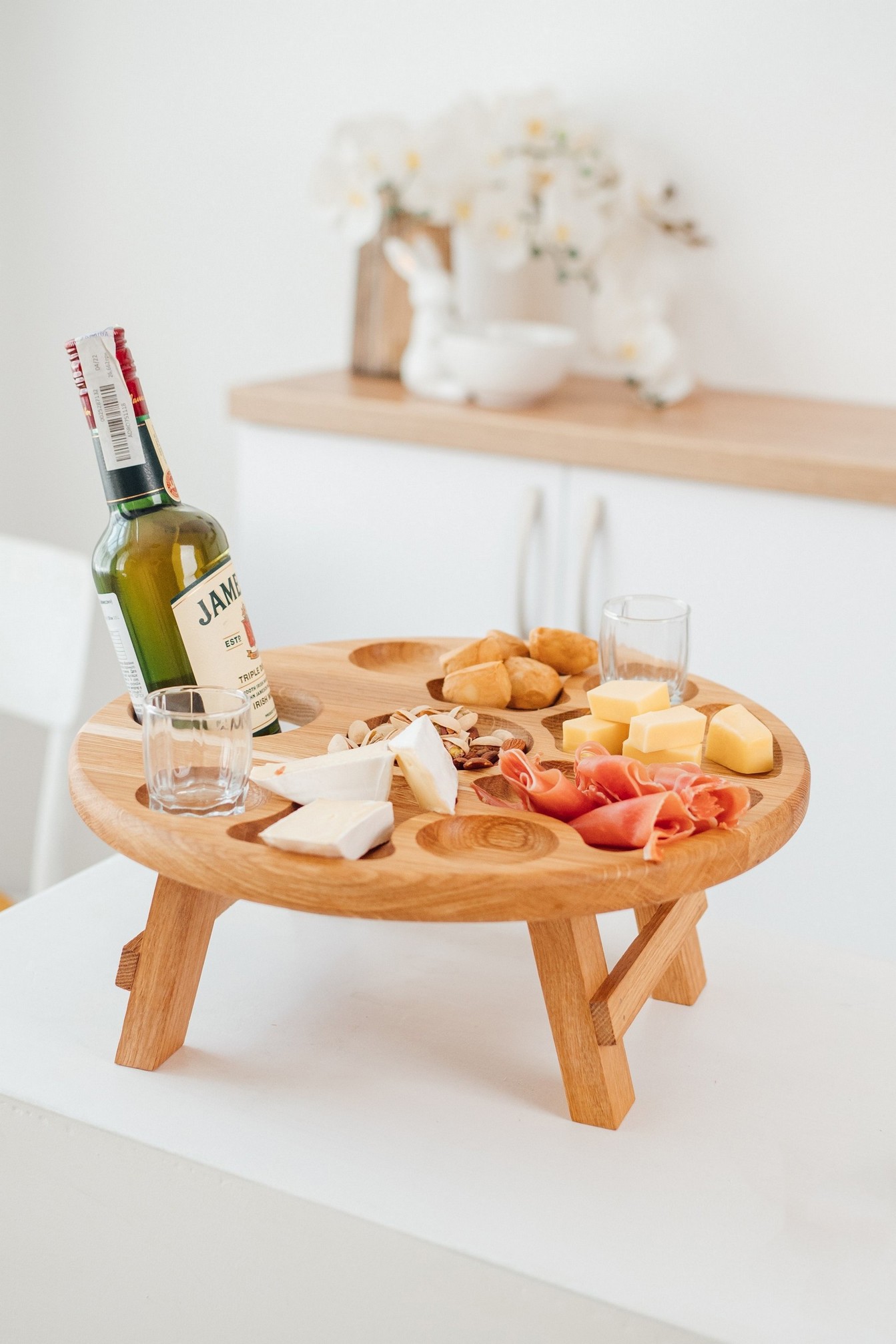Столик Wood Decor для міцних напоїв на 4 стаканчики + отвір під пляшку Столик Wood Decor для міцних напоїв на 4 стаканчики + отвір під пляшку