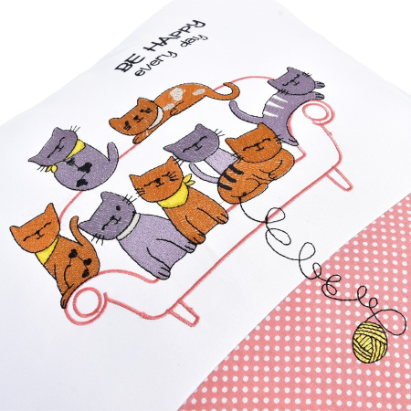 Подушка декоративна Коти на дивані з вишивкою ТМ IDEIA 45х45 см пудра